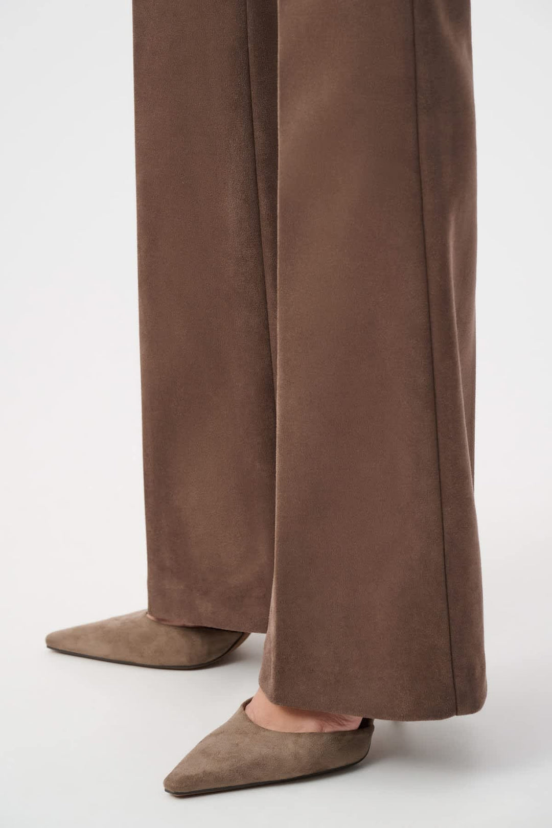 Vue portée pantalon évasé effet suède Joseph Ribkoff beige - Valérie Simon
