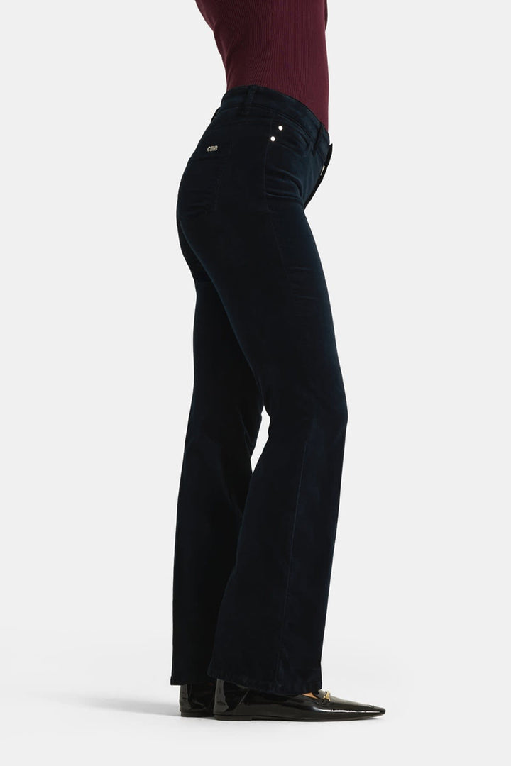Pantalon évasé en velours vue de face pour femme Cambio