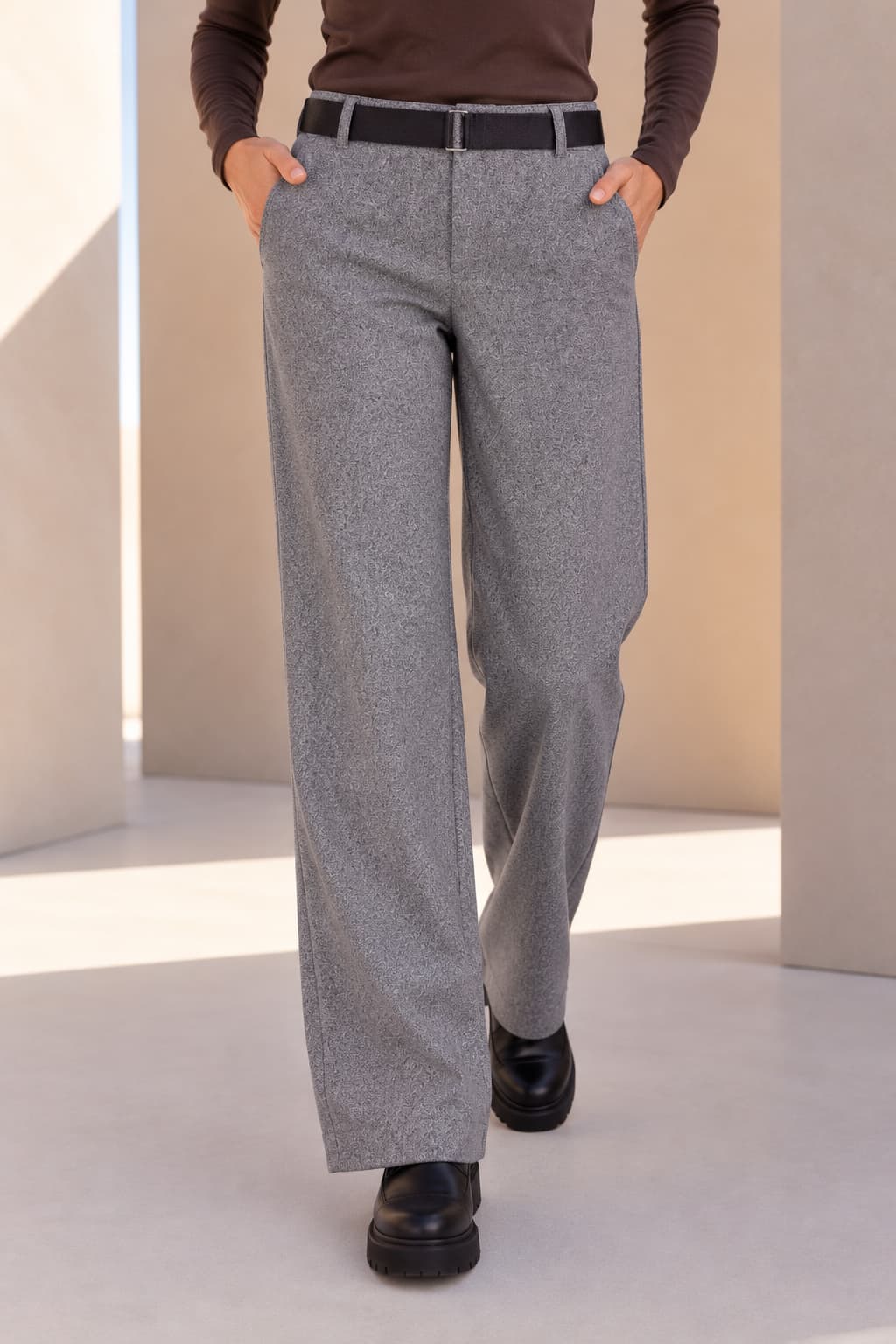 Pantalon habillé à jambe large vue de face pour femme kennys