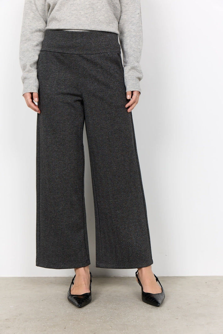 Vue de côté pantalon large maille grise texturée Soya Concept pour femme - Valérie Simon