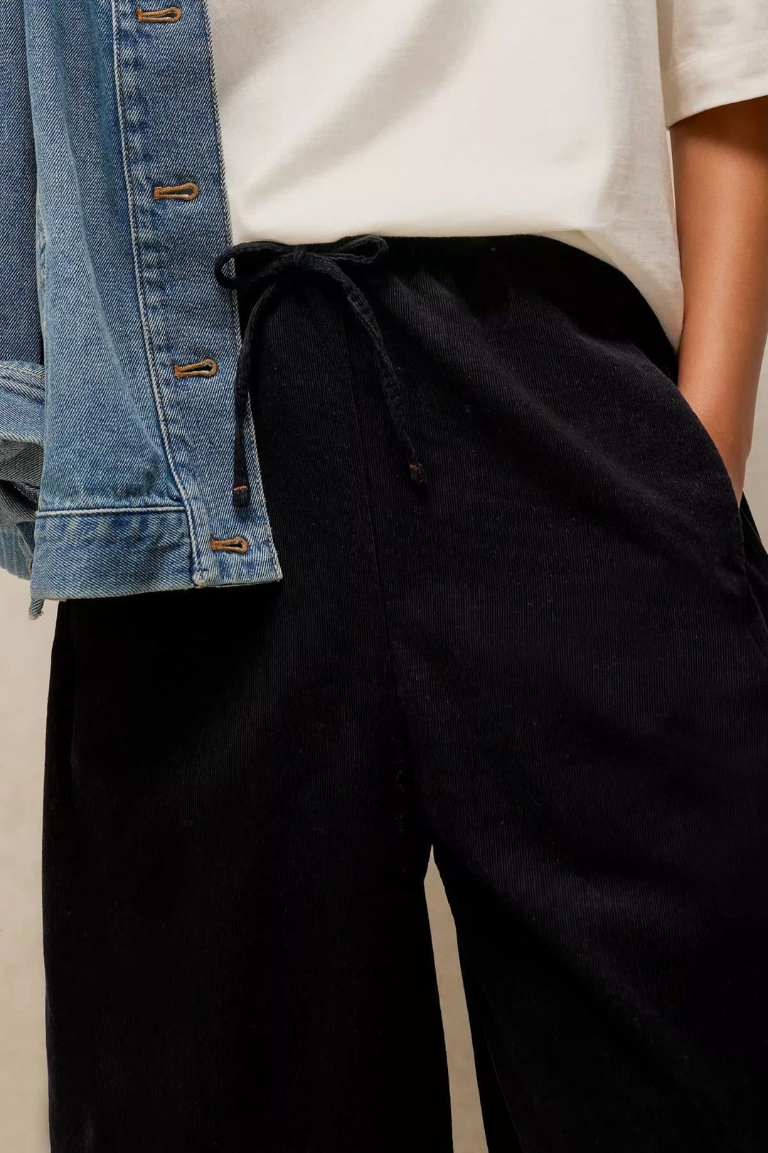 Pantalon large Leona en velours côtelé à taille élastique vue de face pour femme White Stuff