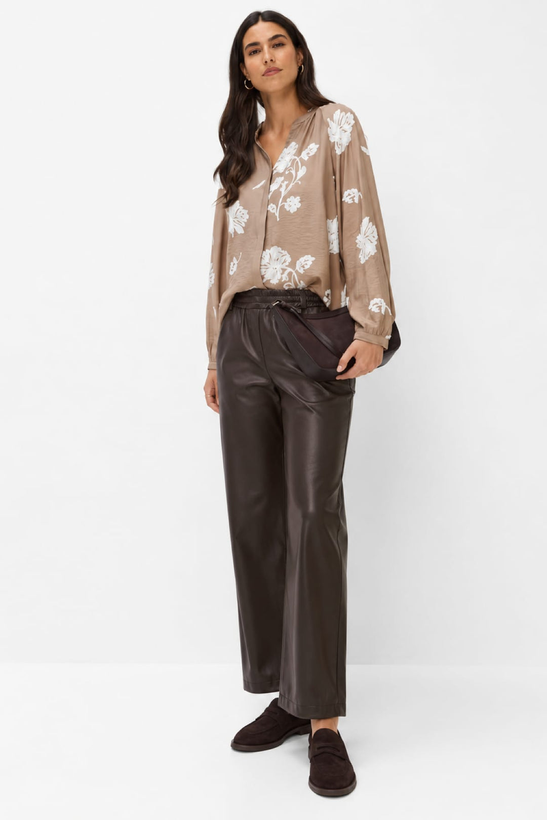 Pantalon Maine en similicuir noir à jambe large vue de face pour femme Brax