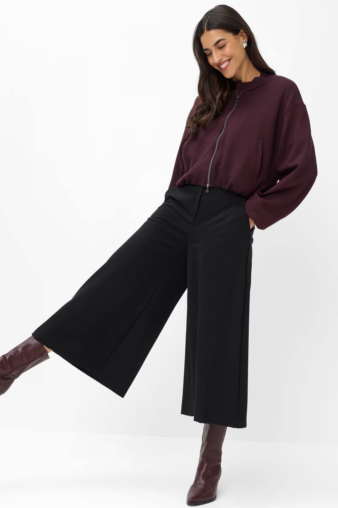 Pantalon Melli écourté à jambe très large vue de face pour femme Brax