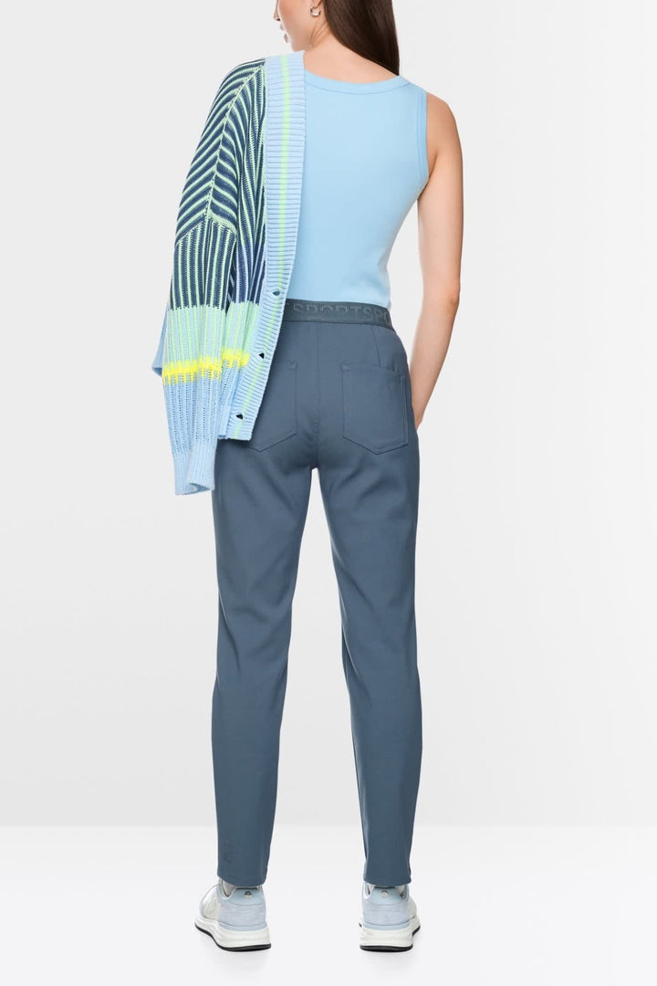Vue latérale pantalon habillé Marc Cain pour femme gris avec plis élégants - Valérie Simon