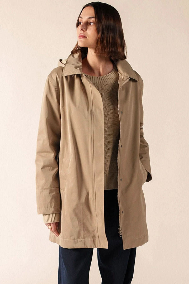 Parka imperméable STE SOPHIA à capuche amovible vue de face pour femme Saint James