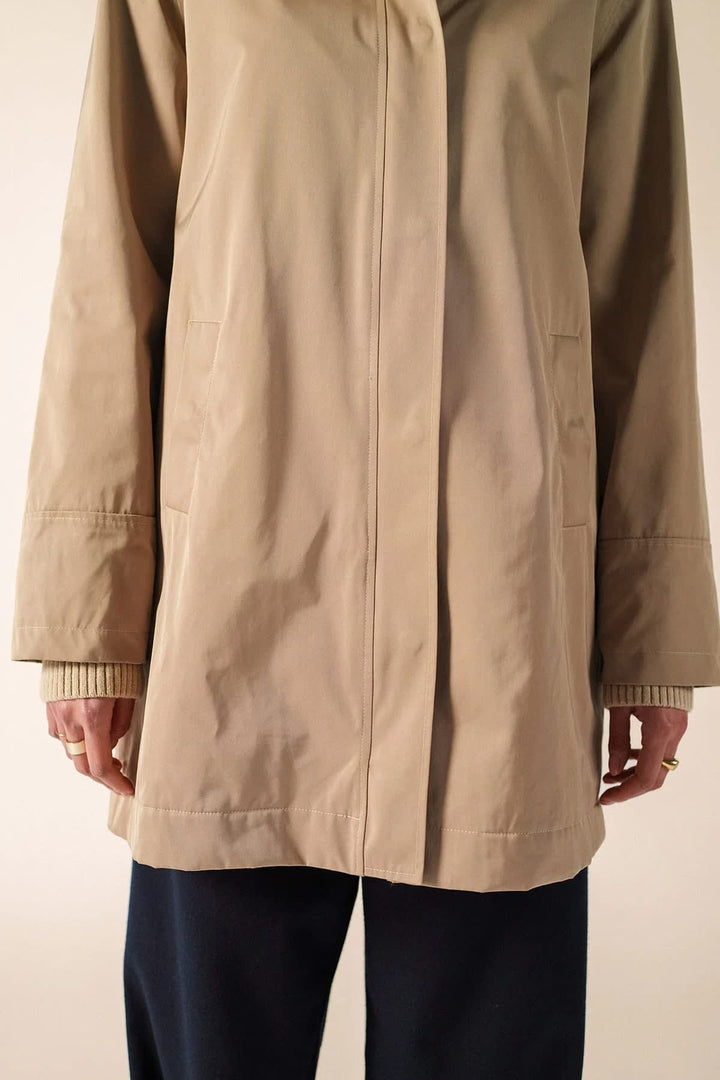 Parka imperméable à capuche amovible vue de face pour femme Saint James