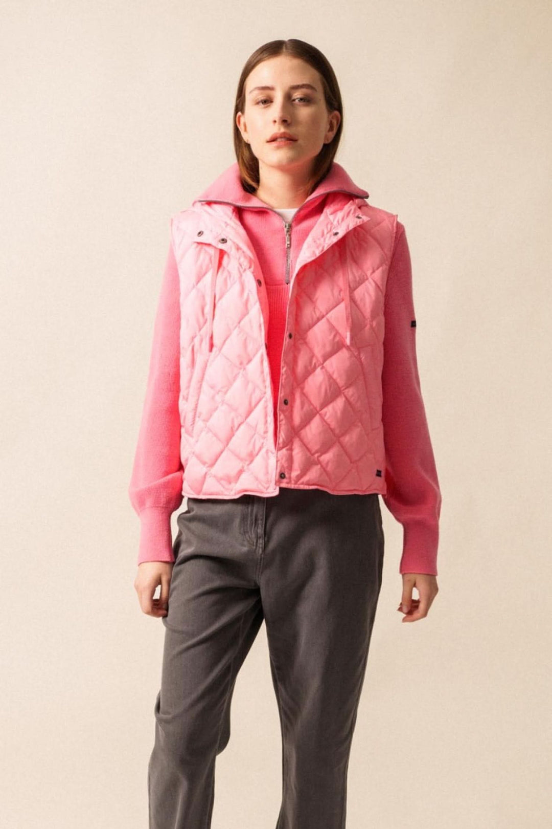 Doudoune sans manche STE JODIE rose, matelassée, avec col montant et capuche, style sportif et urbain.
