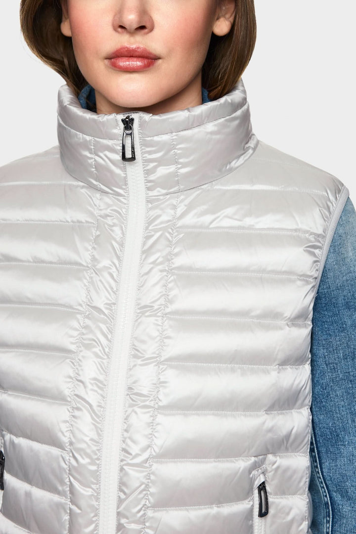 Veste matelassée sans manches en gris clair, offrant confort thermique et style moderne.