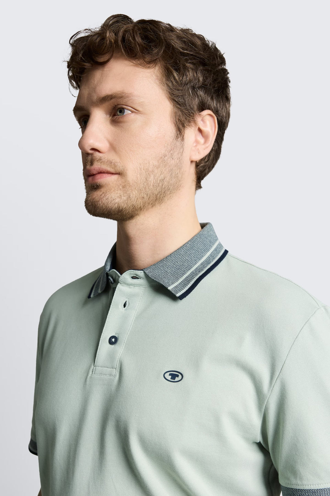 Vue de face polo Tom Tailor homme bleu détails col blanc - Valérie Simon