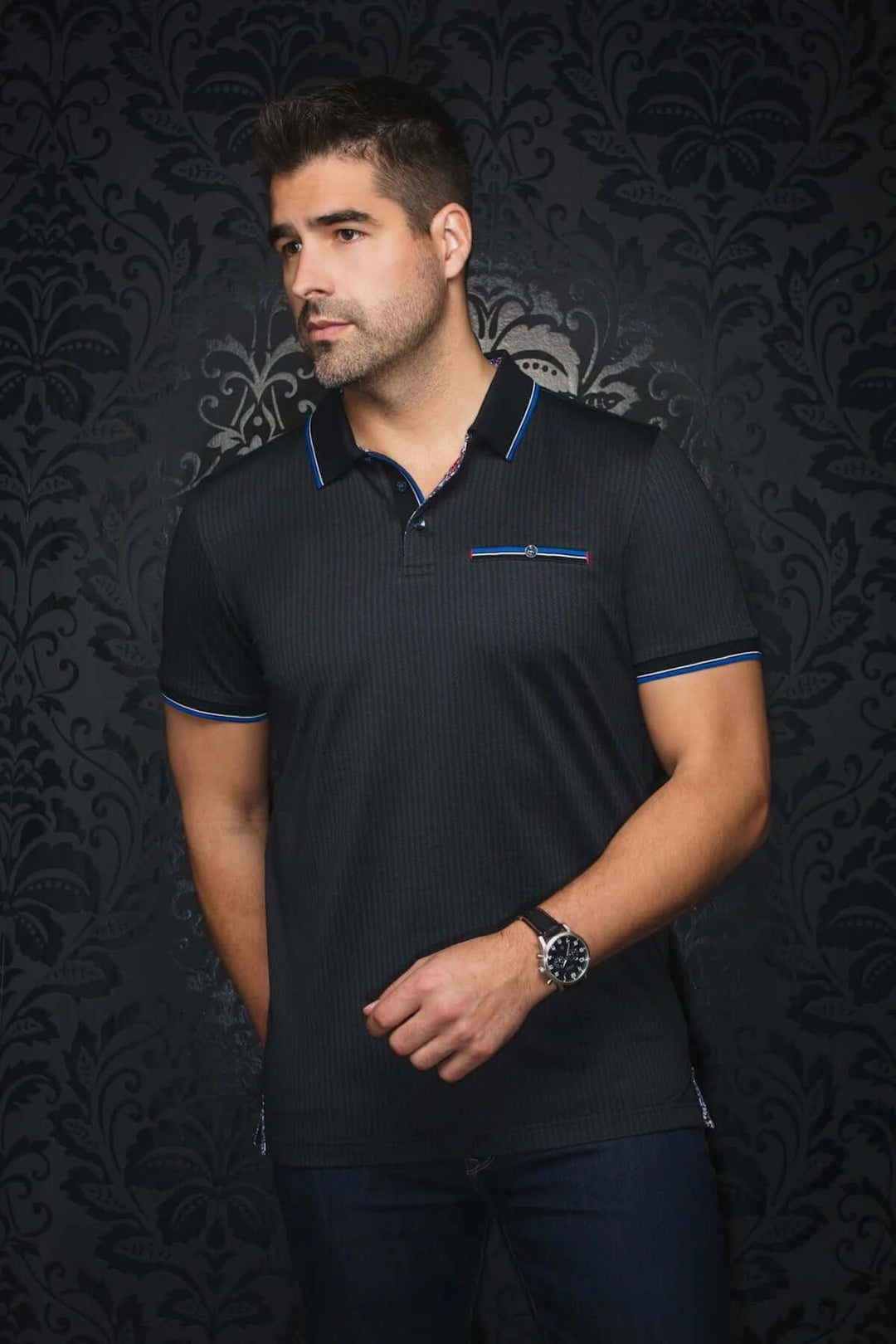 Polo Mayberry noir avec motif chevron et détails contrastants bleu et blanc, idéal pour un look élégant.