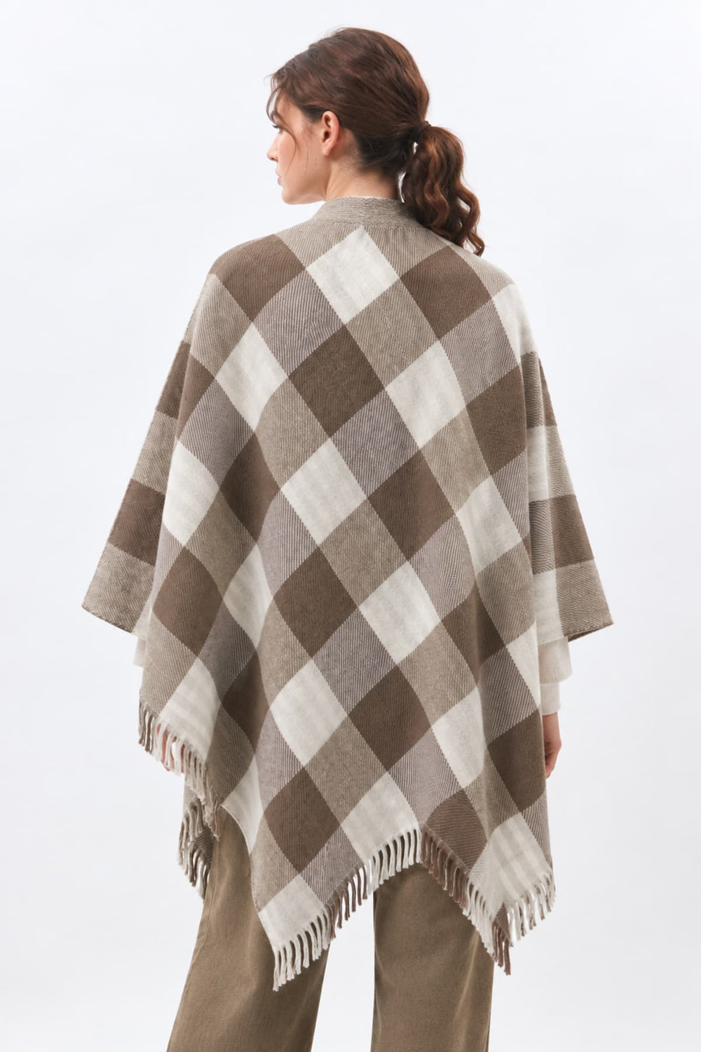 Poncho à carreaux avec franges vue de face pour femme Humility