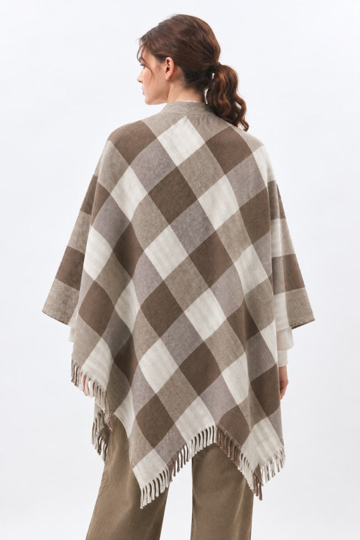 Poncho à carreaux avec franges vue de face pour femme Humility