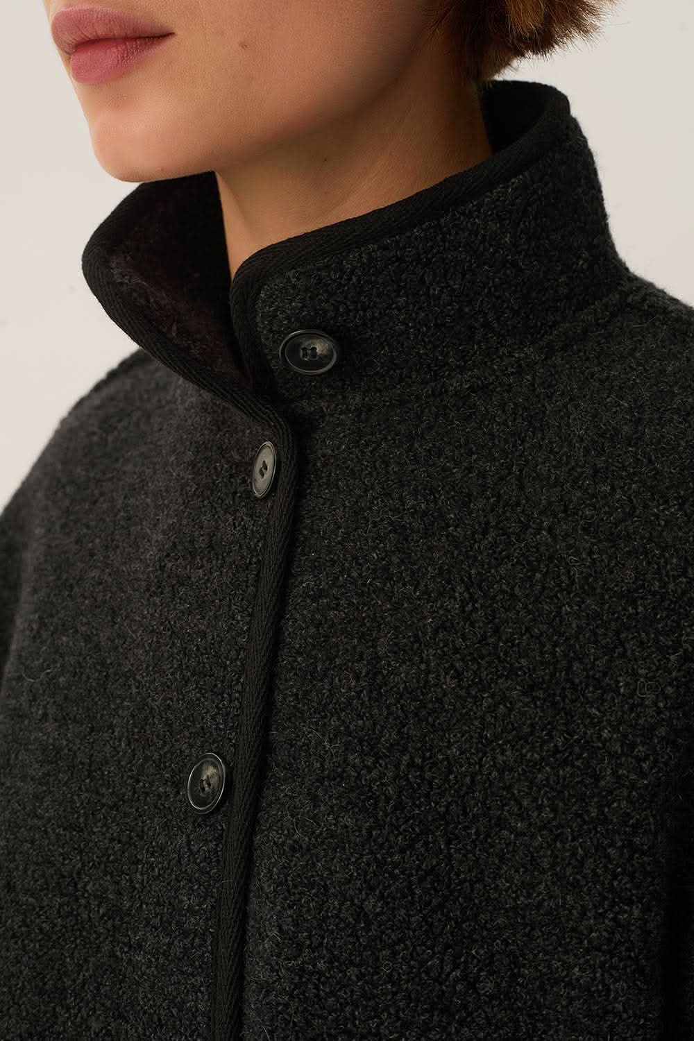 Veste Zlavina boutonnée en laine bouclée avec col montant, détail des boutons apparents et texture douce, parfaite pour l'hiver.