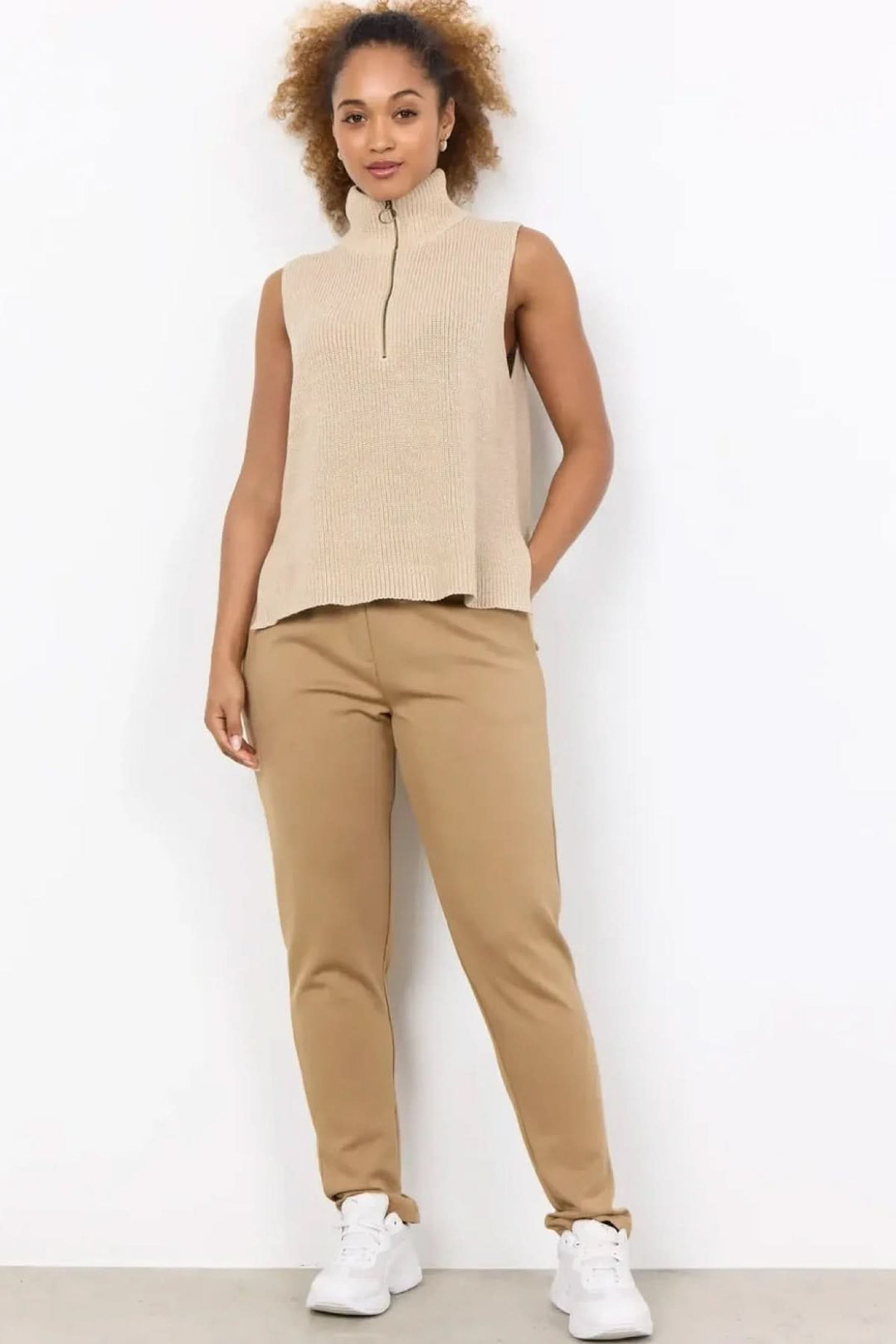 Débardeur en maille beige à col zippé, ample et sans manches, parfait pour un look sport-chic.