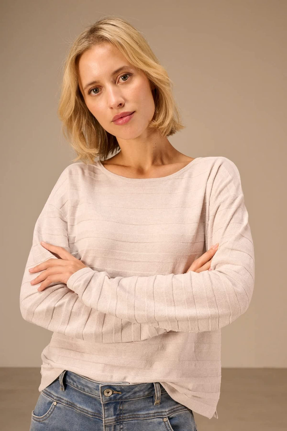 Pull en maille à rayures vue de face pour femme Nile