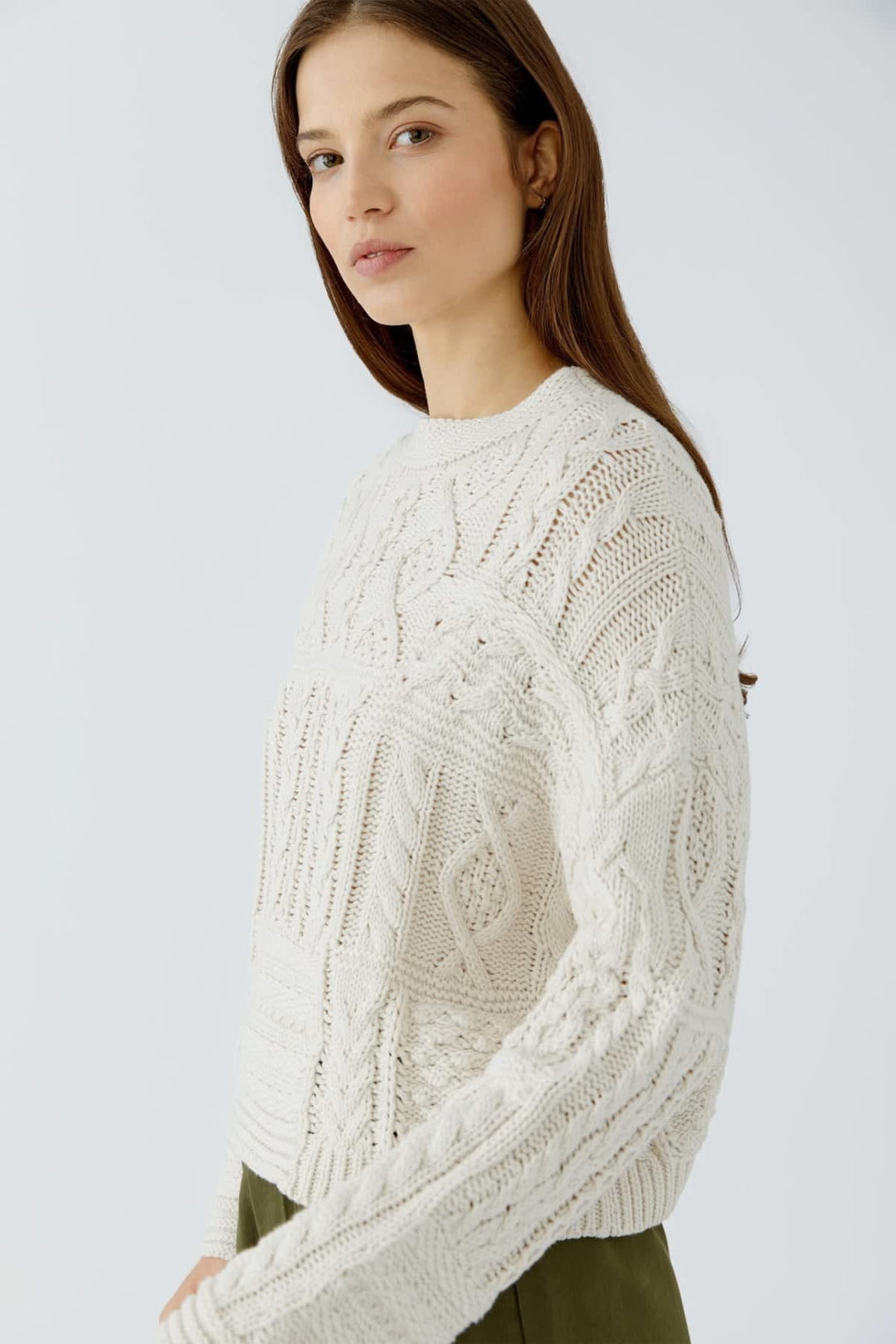 Pull en maille patchwork multicolore à col rond vue de face pour femme Oui