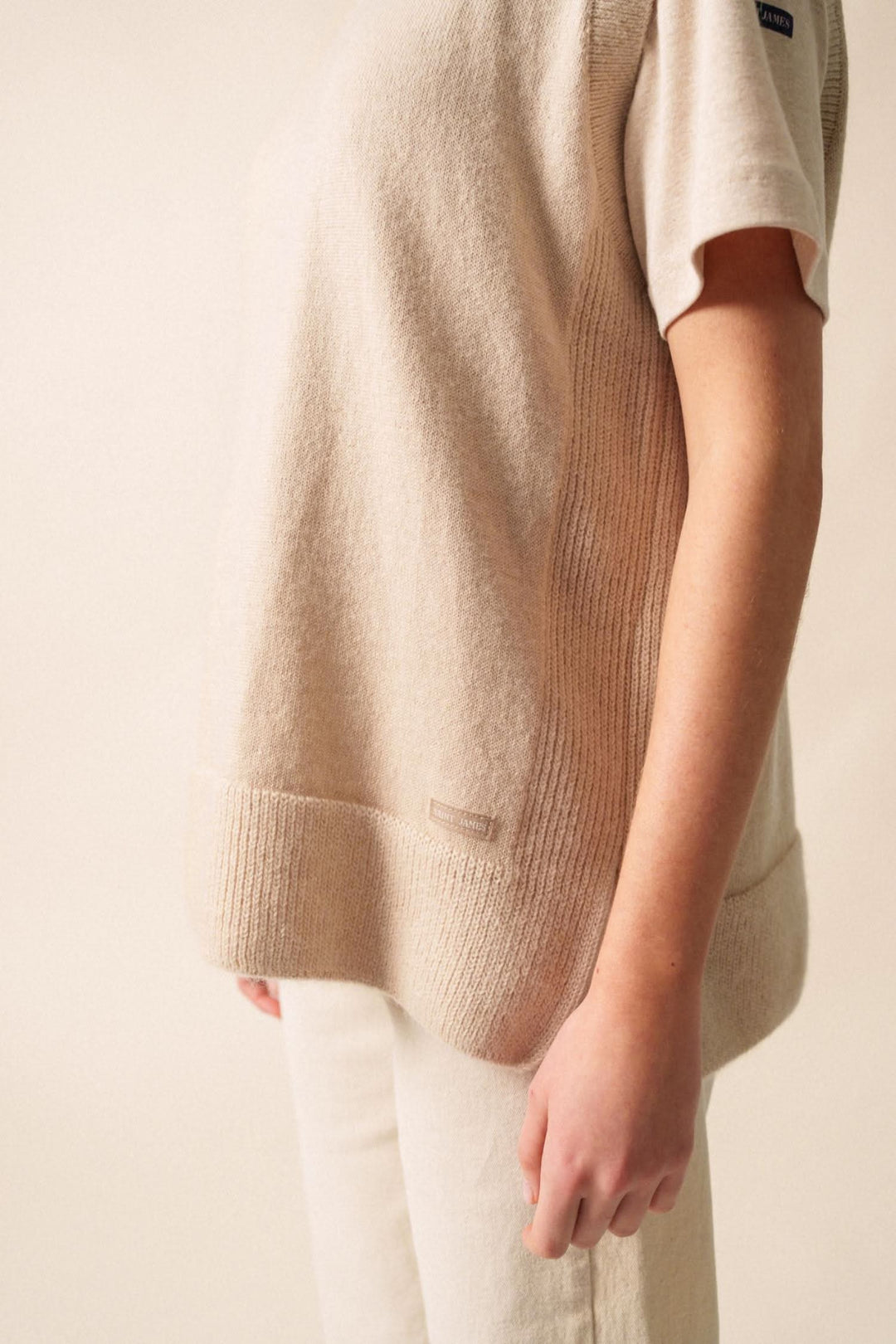 Veste LA CLUSAZ beige sans manche avec texture originale et encolure boutonnée, parfaite pour les superpositions.