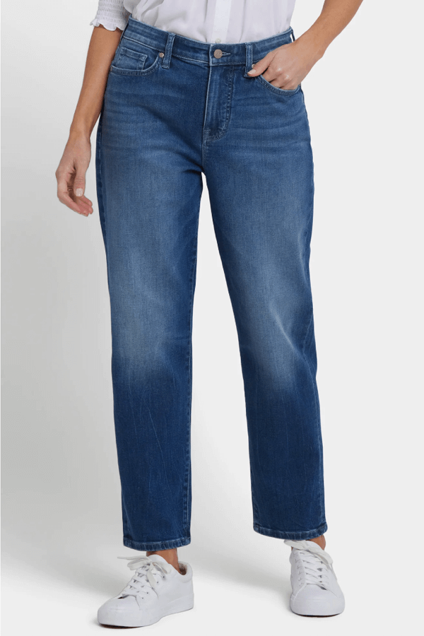 Jean boyfriend avec coupe droite moderne et confortable, teint légèrement délavée, idéal pour un style décontracté quotidien.