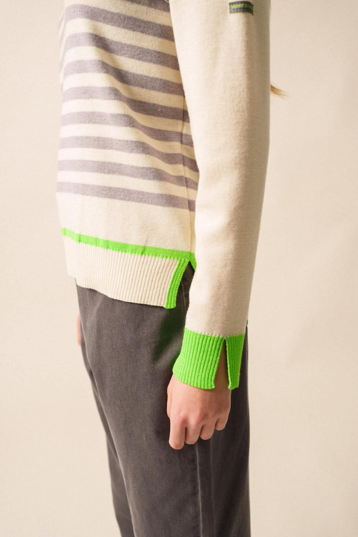 Chandail Evian avec rayures grises et finitions fluo vertes, style moderne et décontracté.