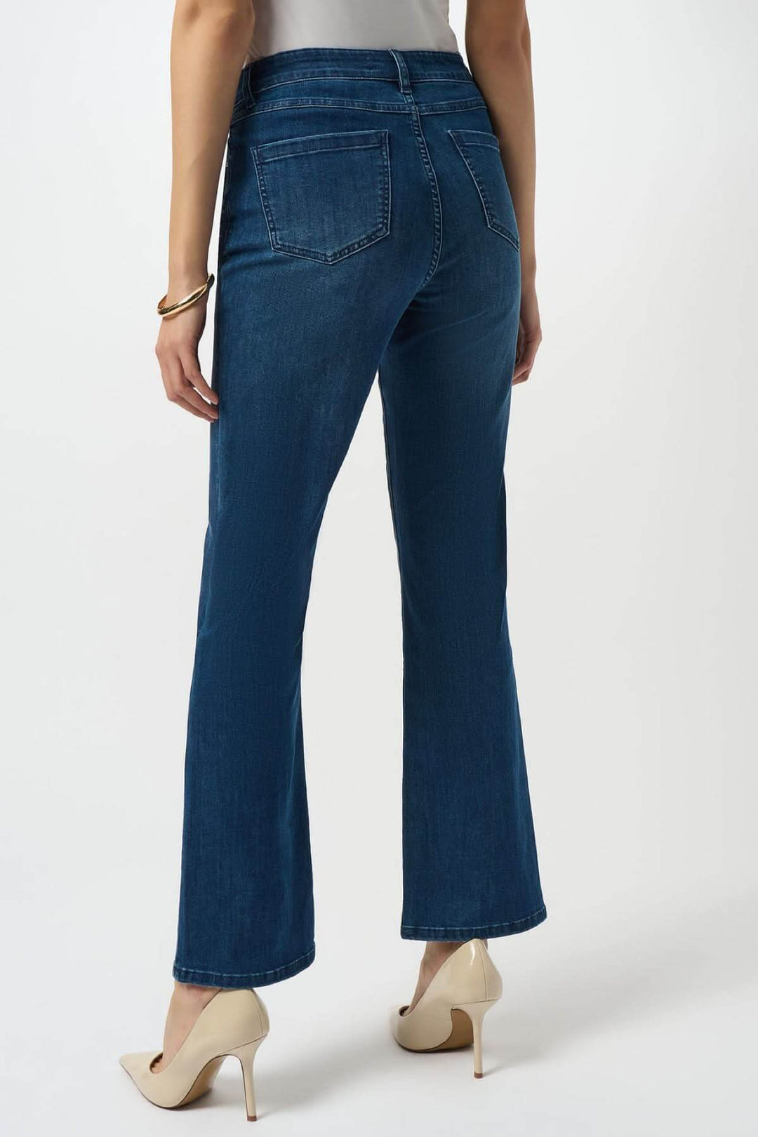 Jeans bleu classique femme, coupe droite légèrement évasée, taille mi-haute, surpiqûres ton sur ton, poches arrière.