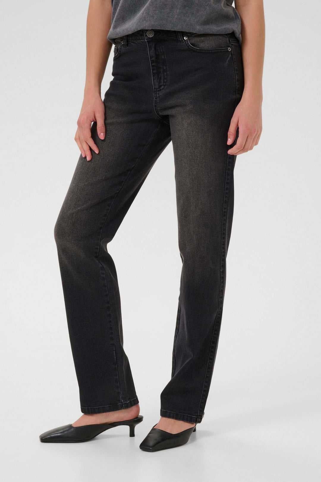 Jean Maris coupe droite taille classique, jean noir intemporel avec taille classique et finition délavée, idéal pour un look décontracté.