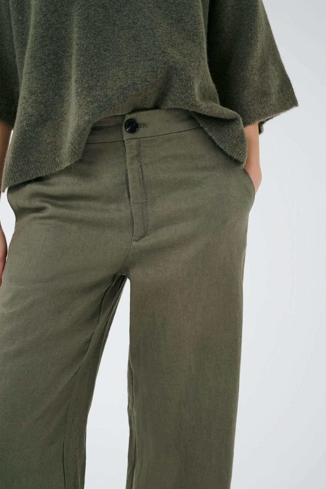Pantalon de lin Solina vert avec taille haute et poches latérales.