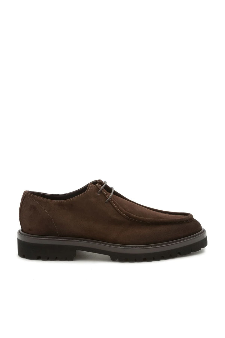Soulier homme cuir veau suédé semelle caoutchouc marron, élégant et confortable, idéal pour un look sophistiqué et polyvalent.