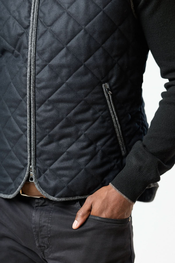 Veste sans manches matelassée en laine Vitale Barberis, élégante et fonctionnelle, avec texture douce et col montant boutonné.