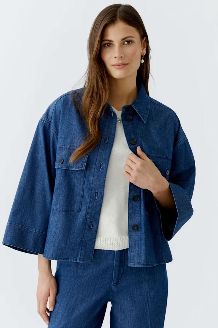Veste courte en denim moderne avec manches larges, col chemise et poches plaquées, style décontracté et chic.