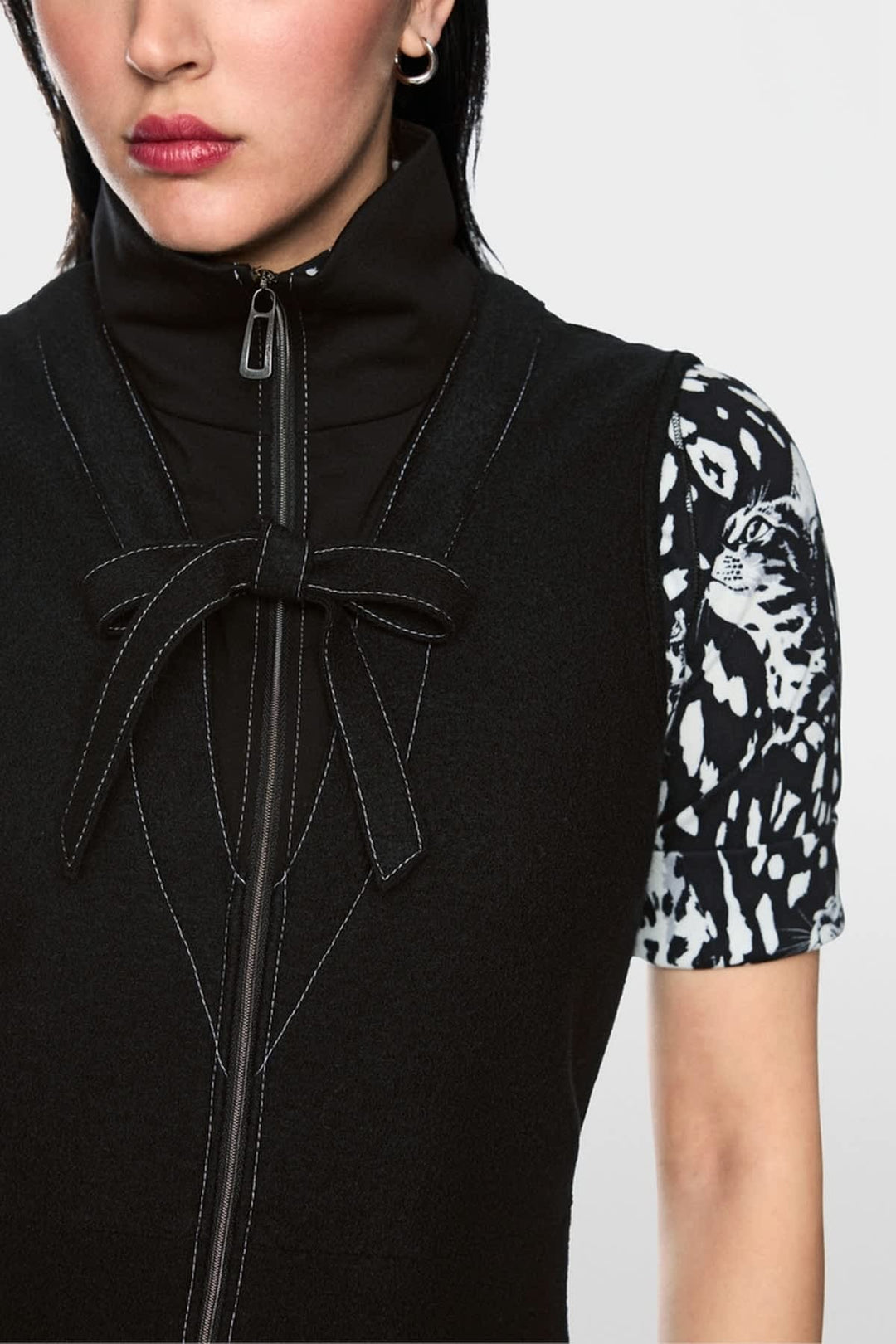 Robe courte à demi-zip et surpiqûres contrastantes vue de face pour femme Marc Cain