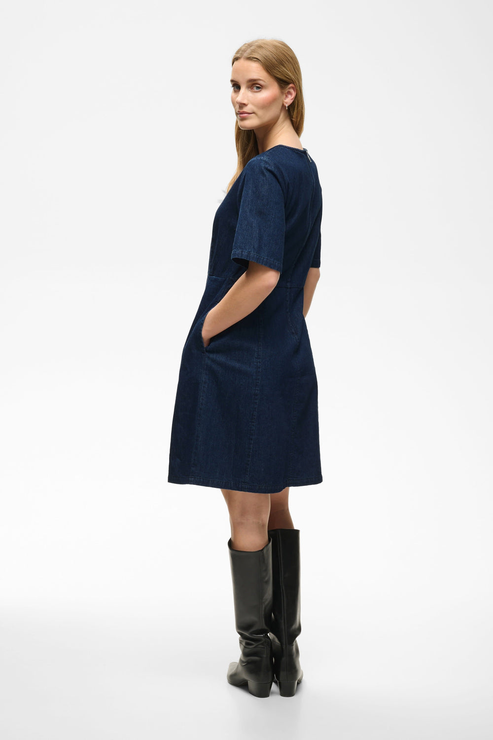 Robe courte en denim bleu vue de face pour femme Part Two