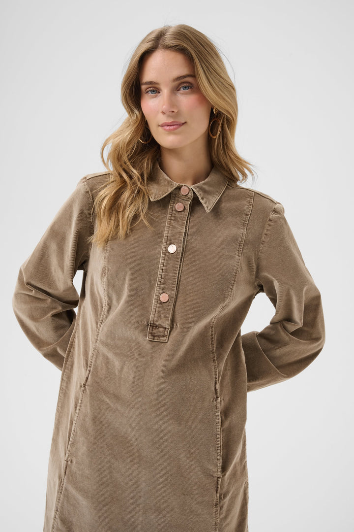 Robe courte en velours côtelé vue de face pour femme Cream