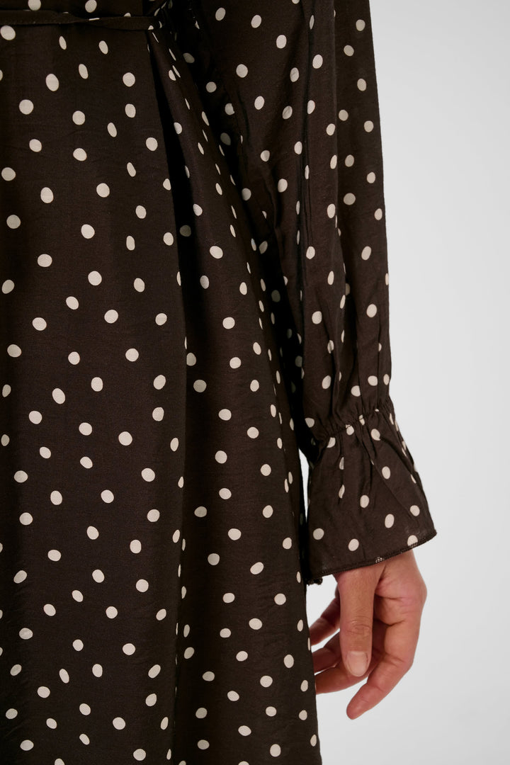 Vue de face robe courte à pois noir et blanc Kaffe pour femme avec manches longues - Valérie Simon
