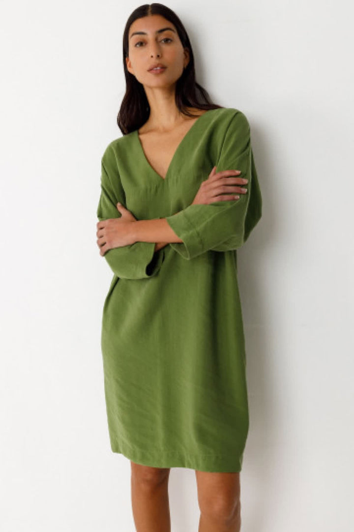 Vue de face robe courte fluide NIKOLE verte avec ceinture SKFK pour femme - Valérie Simon