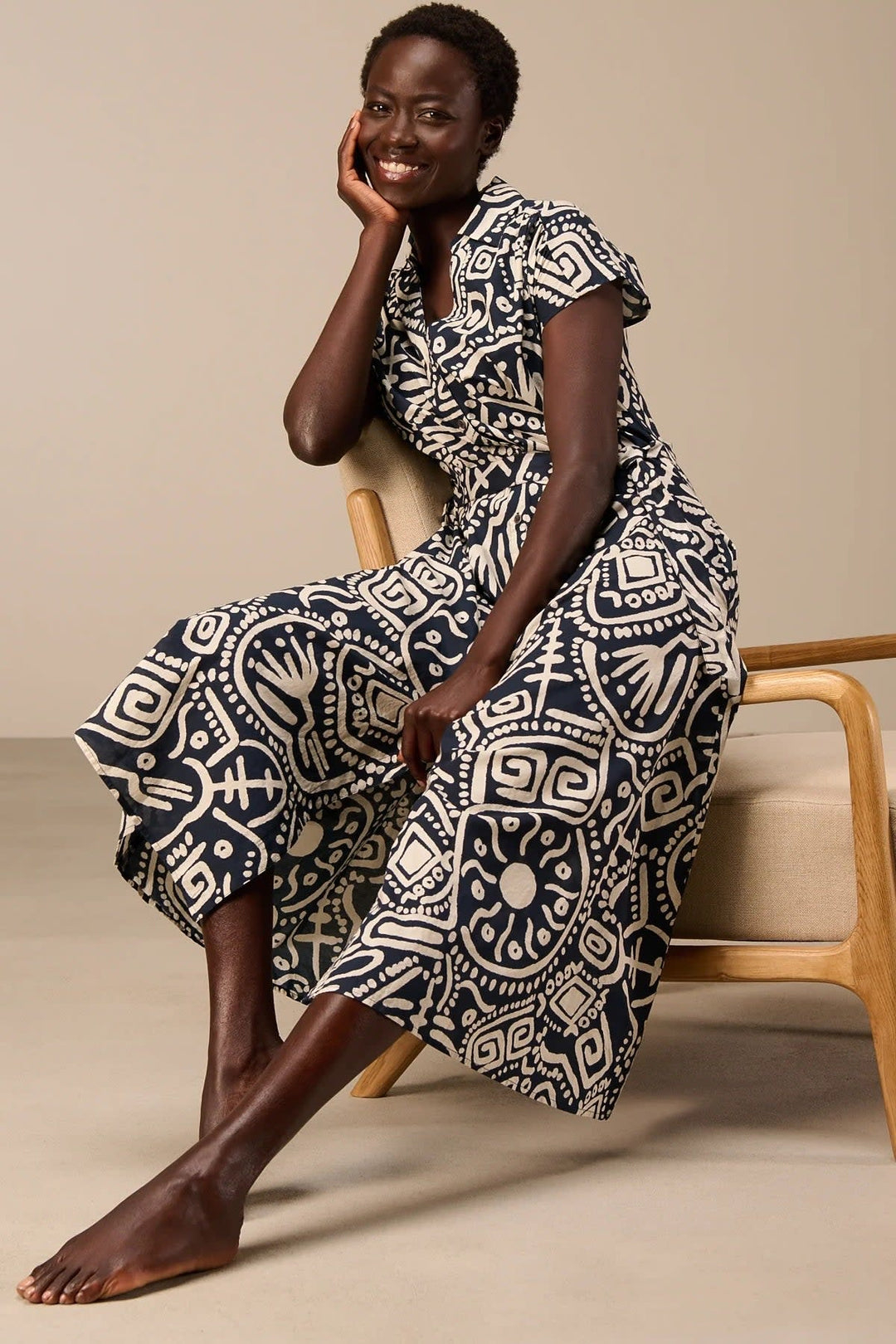 Vue de dos robe longue imprimée Nile pour femme rouge avec ceinture à la taille - Valérie Simon