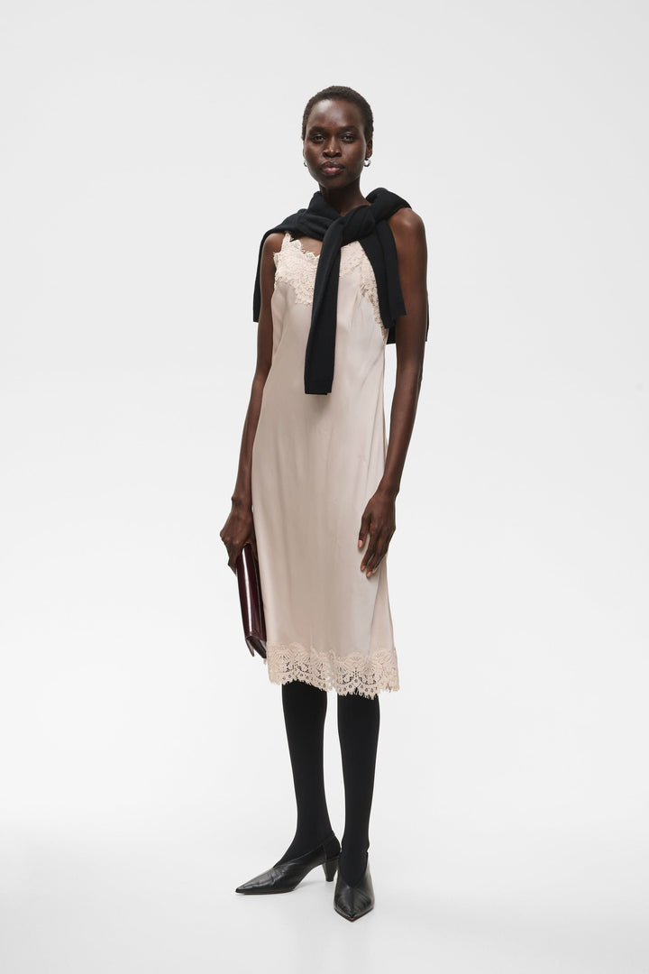 Robe midi satinée à dentelle florale vue de face pour femme Inwear
