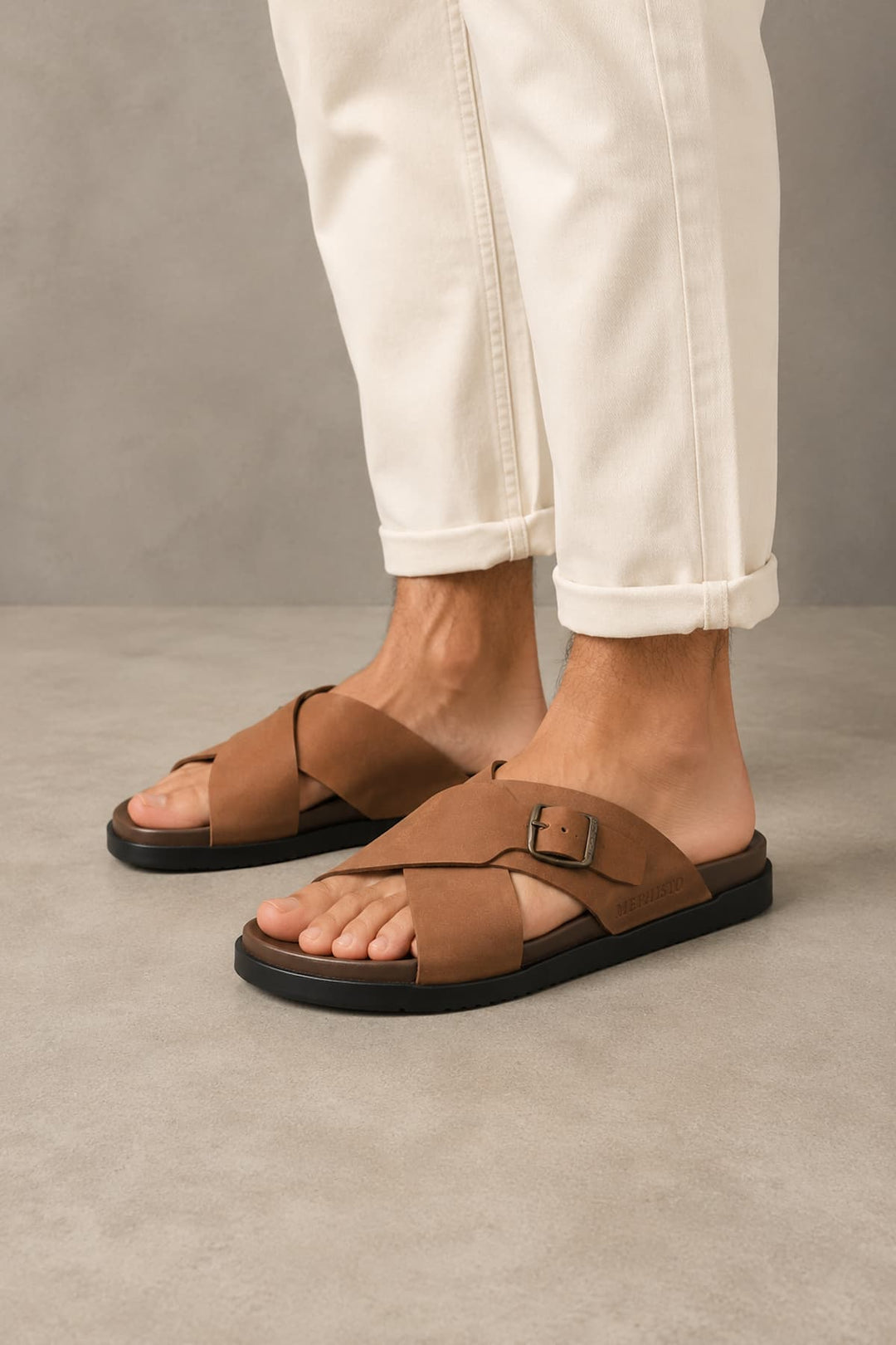 Vue de côté sandales croisées MEPHISTO homme marron avec boucle ajustable - Valérie Simon
