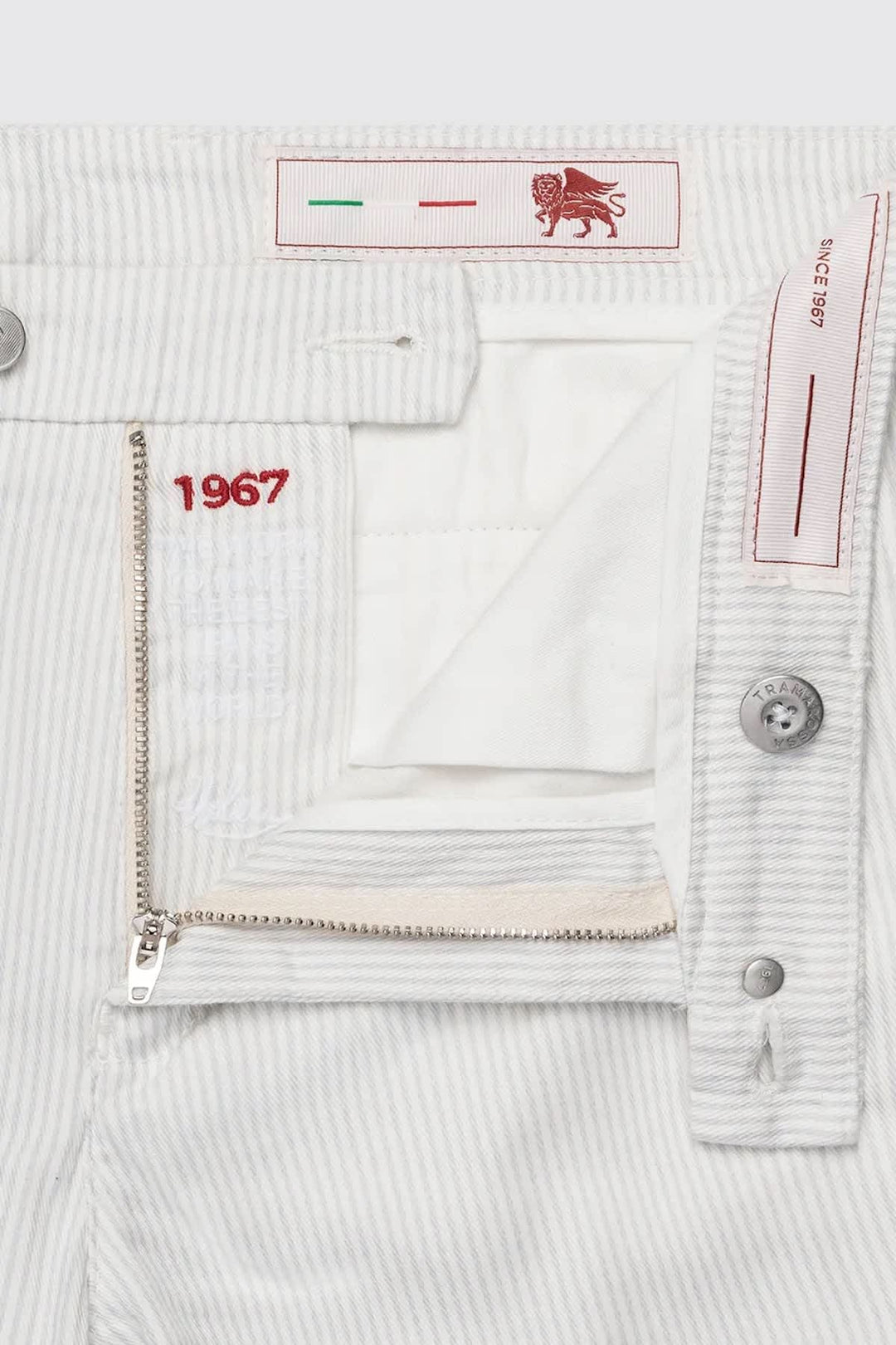 Vue de face short texturé rayé Tramarossa pour homme blanc avec poches visibles - Valérie Simon