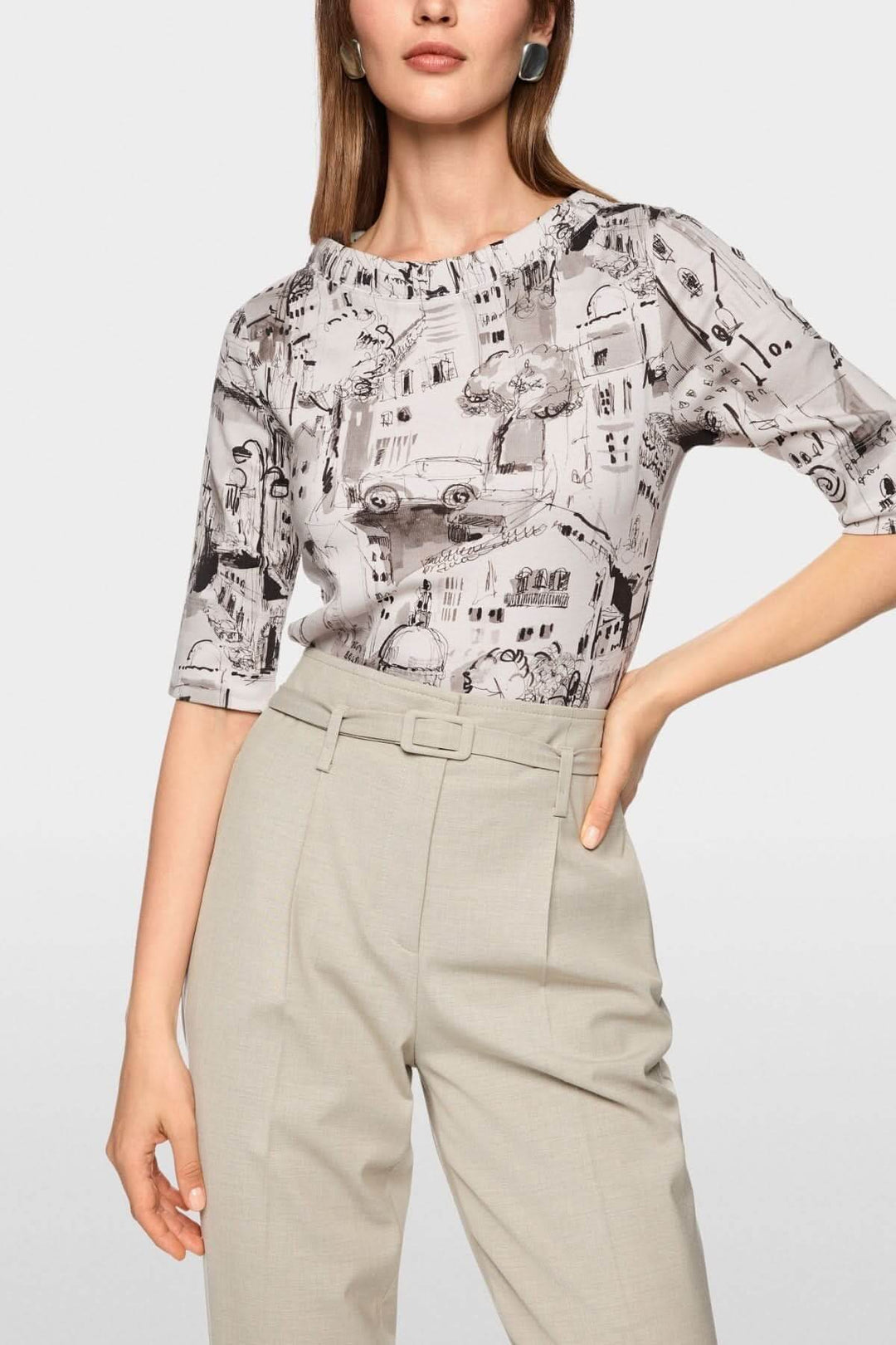 Haut avec motif CITY, manches courtes, imprimé urbain noir et gris, porté par mannequin, style artistique moderne et coupe ajustée élégante.