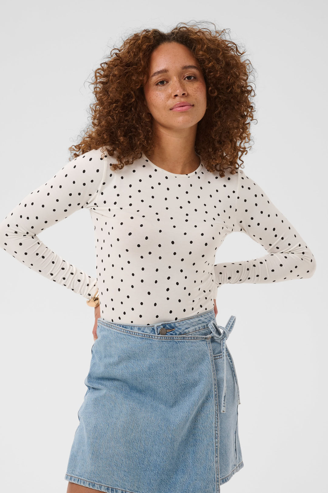 Vue de face T-shirt à pois Kaffe femme manches longues blanc - Valérie Simon