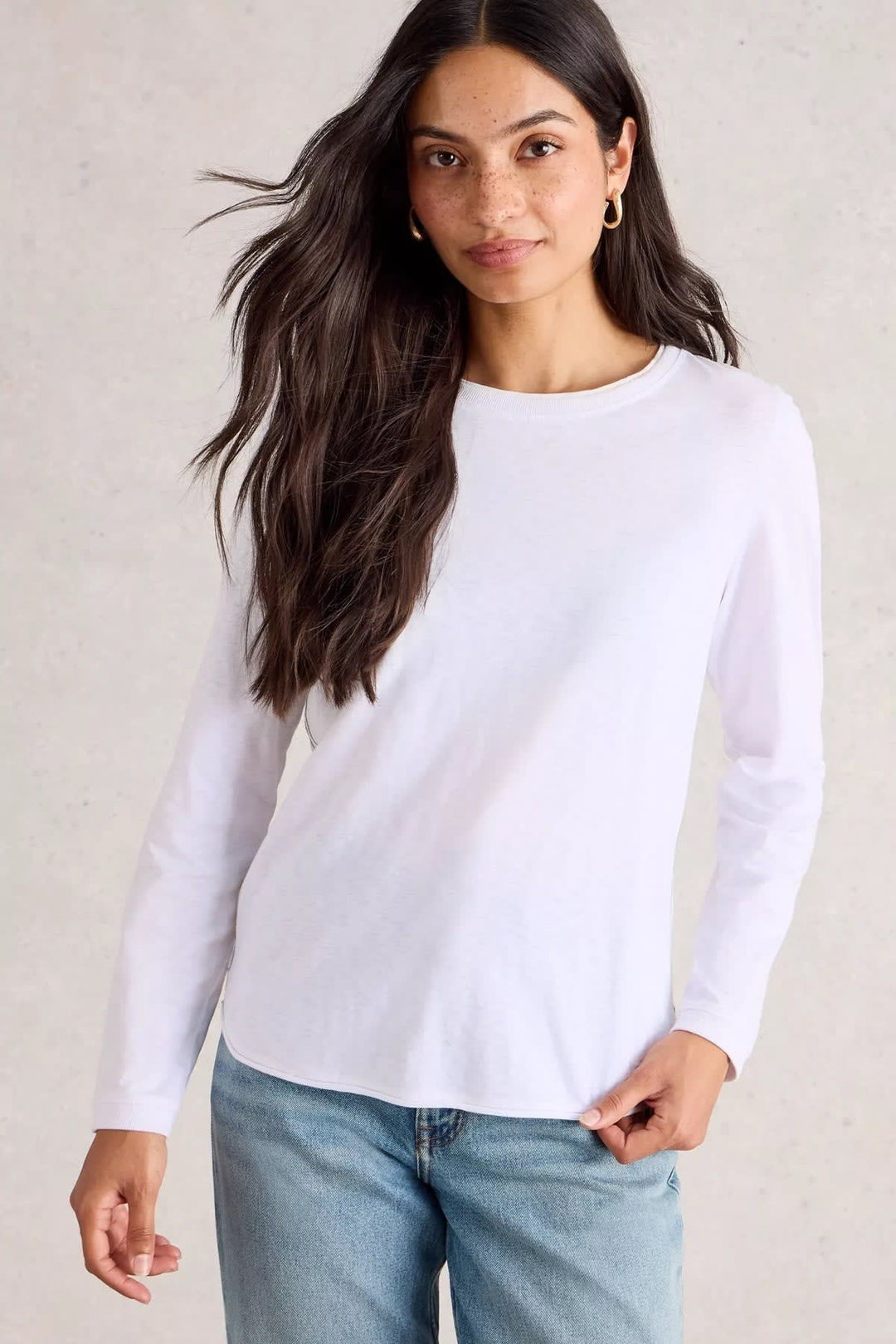 Vue de face T-shirt Clara manches longues col rond gris avec motifs floraux White Stuff pour femme - Valérie Simon