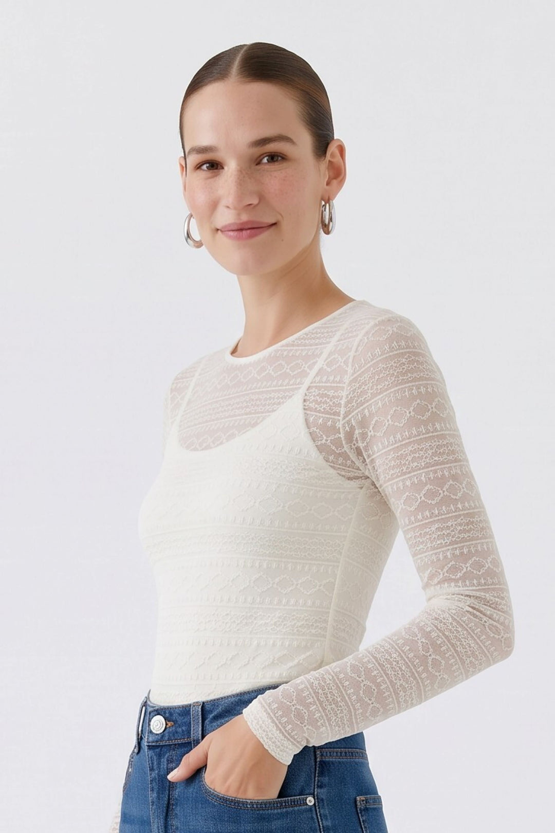 T-shirt en dentelle à manches longues vue de face pour femme Oui