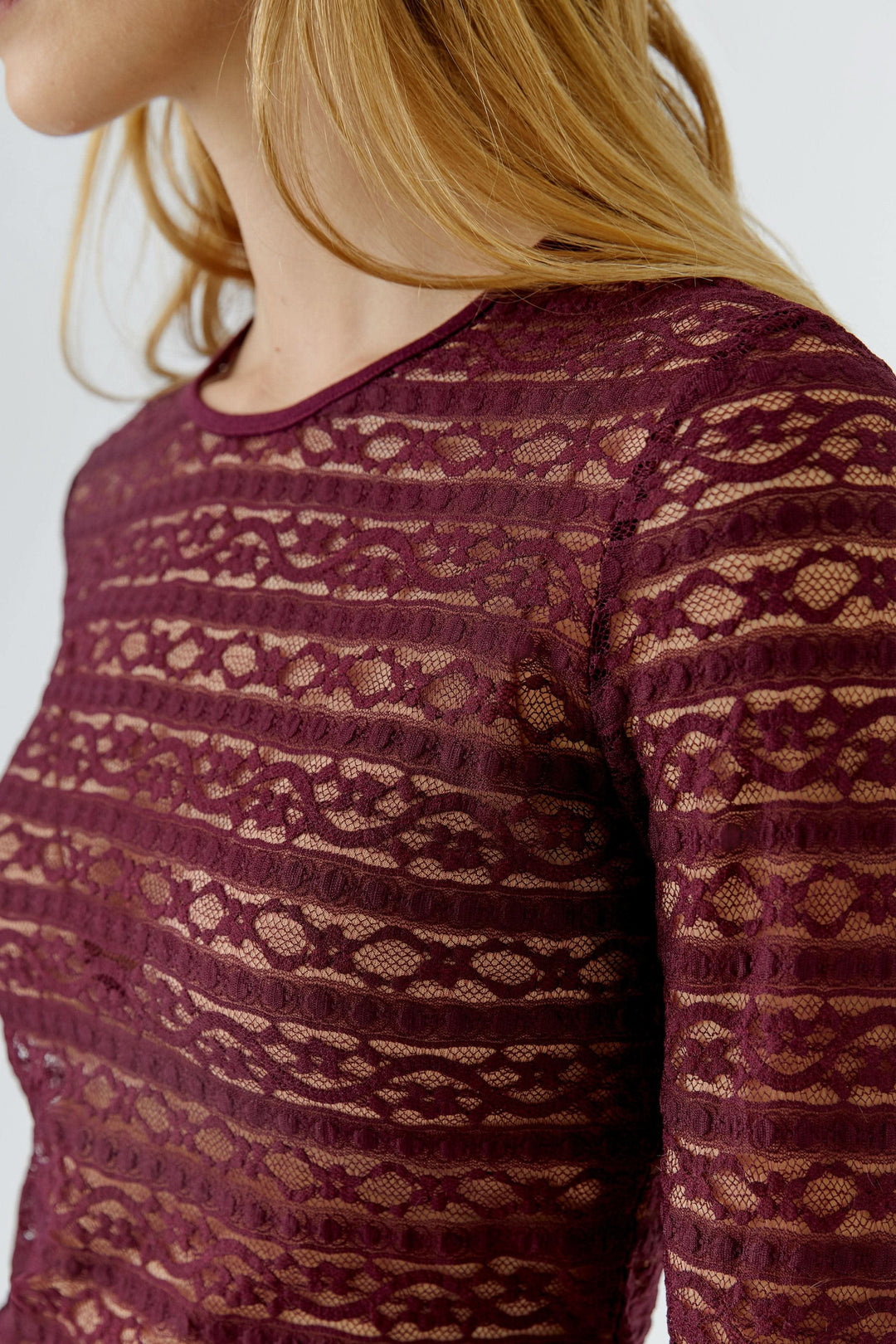 T-shirt en dentelle à manches longues vue de face pour femme Oui