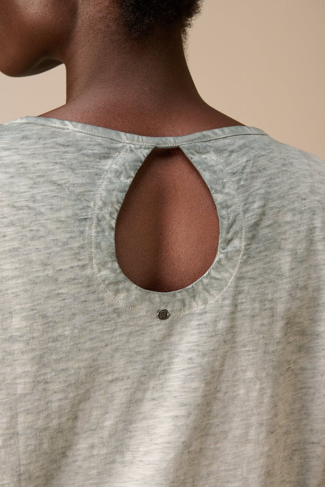 Vue de face T-shirt noué à manches courtes Nile rouge pour femme - Valérie Simon