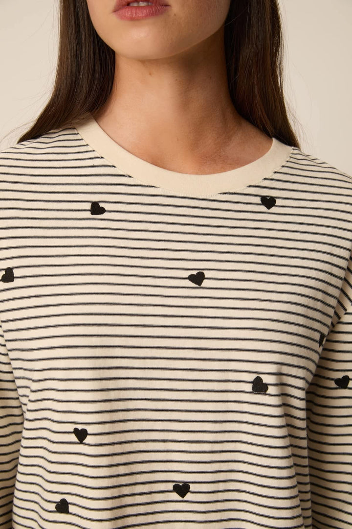 T-shirt rayé à cœurs brodés écru et bleu marine vue de face pour femme Des Petits Hauts