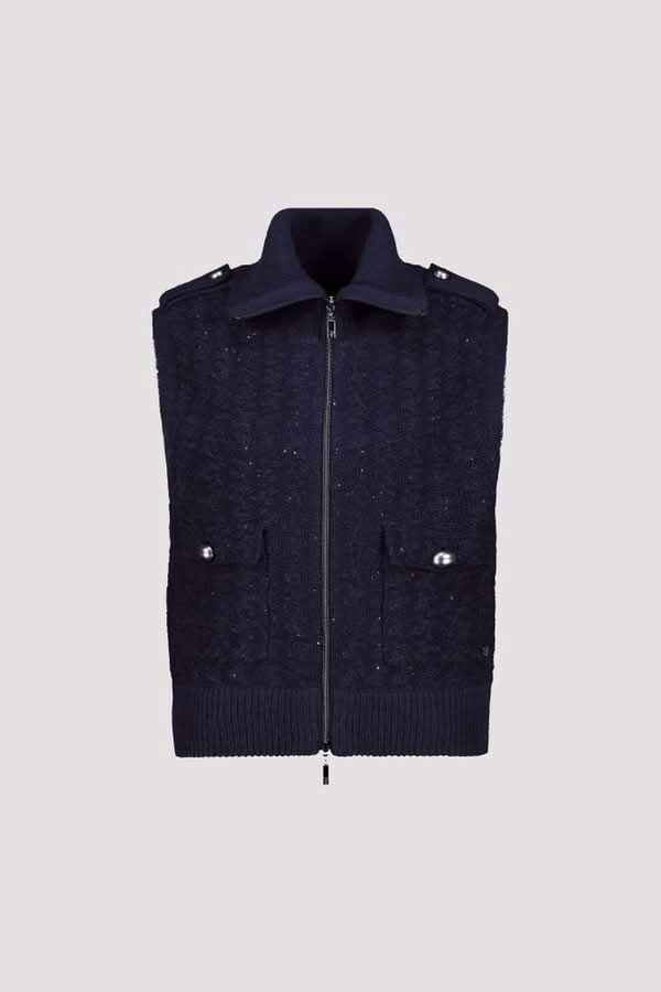 Veste sans manches zippée en maille texturée avec col montant et poches à rabat, design moderne et élégant pour un style superposé.