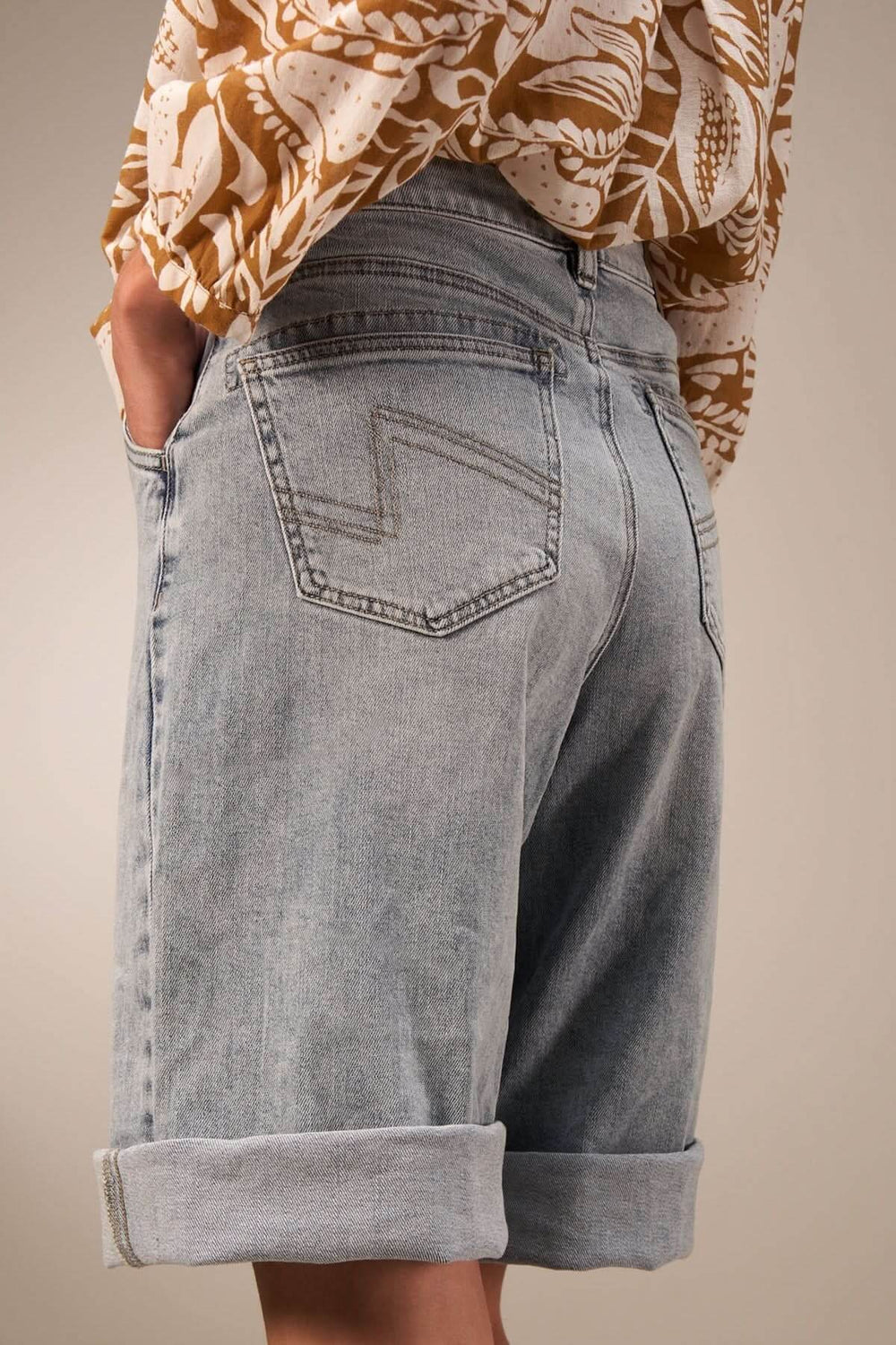 Bermuda denim délavé ample avec revers, coupe mi-haute et style décontracté, idéal pour l'été.