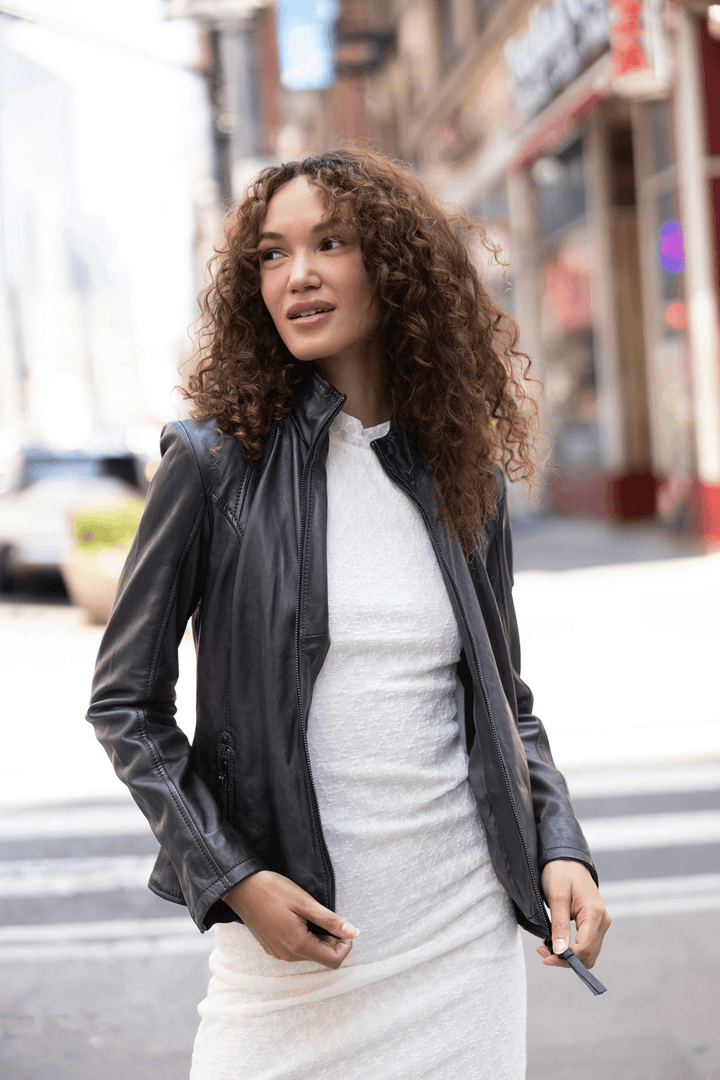 Femme portant la Veste Elsa en cuir véritable avec coupe ajustée, style minimaliste, élégance moderne et raffinement.