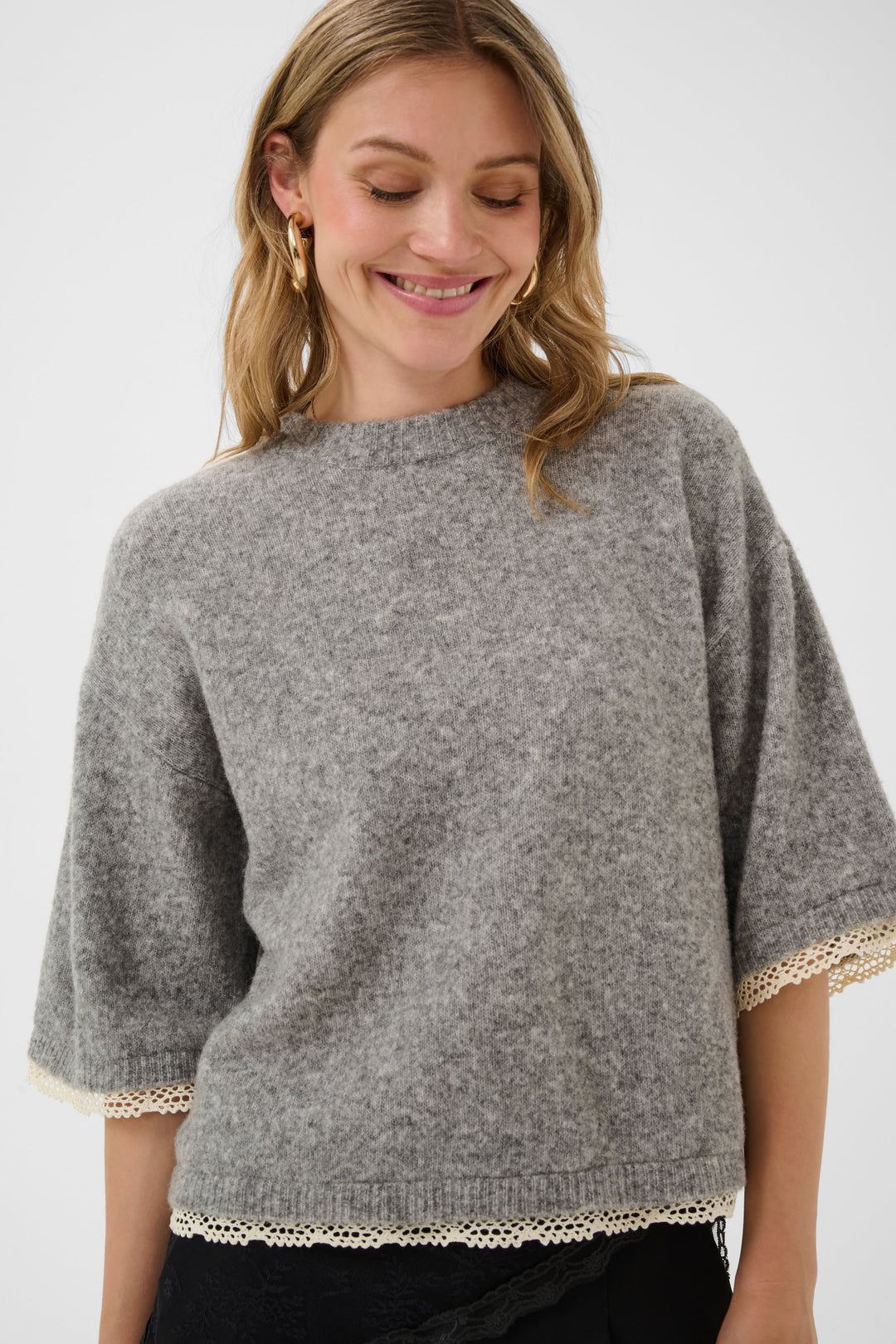 Vue avant tricot à manches courtes beige avec dentelle Cream pour femme - Valérie Simon