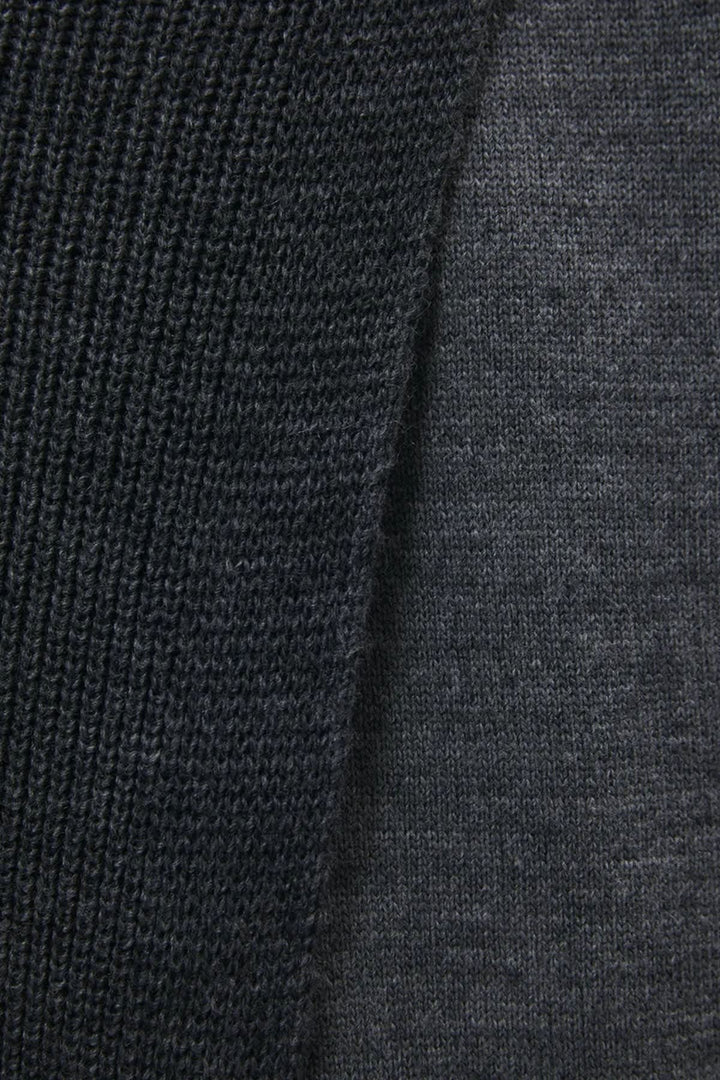 Tricot bicolore Marlon à textures contrastantes vue de face pour femme Humility